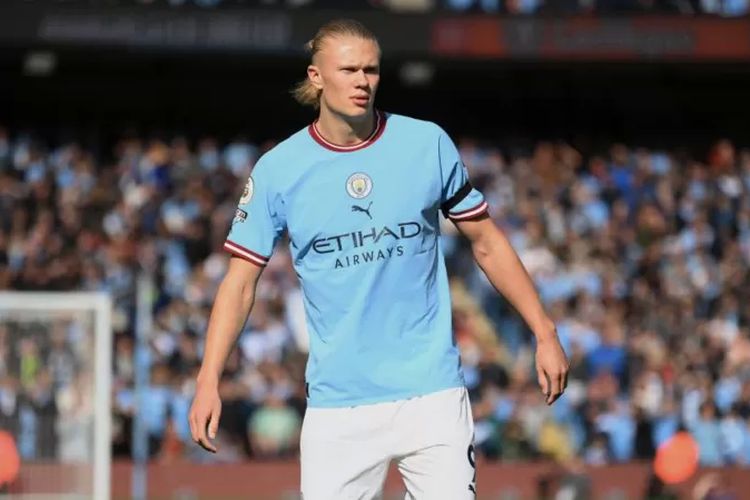 Pemain Manchester City, Erling Haaland, memakai pita hitam pada lengannya saat berlaga menghadapi Manchester United di Stadion Etihad, Minggu (2/10/2022).