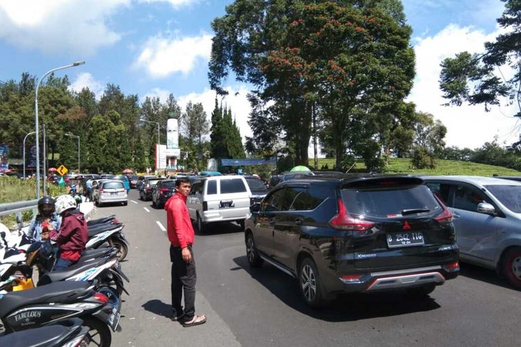 Sejumlah kendaraan mengular di Jalur Puncak Bogor dari arah Gunung Mas sampai Masjid AttaAwun, Bogor, Minggu (14/6/2020).