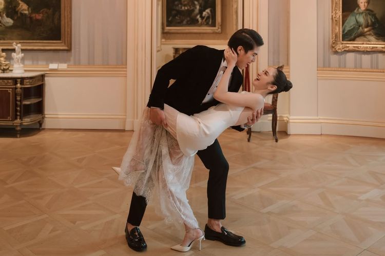 Gaya prewedding Syifa Hadju dan El Rumi mencuri perhatian. Tampil elegan bak editorial fashion, dengan sentuhan minimalis dan mewah.