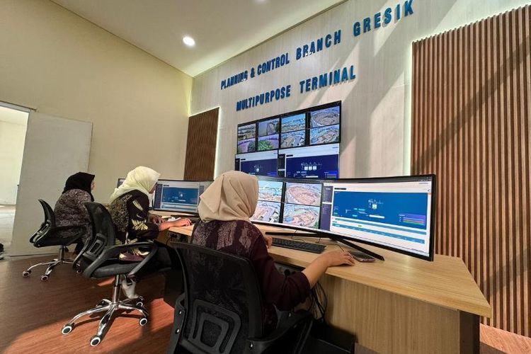 Aktivitas di ruang Planning & Control Pelindo Multi Terminal di SPMT Branch Gresik, Jawa Timur