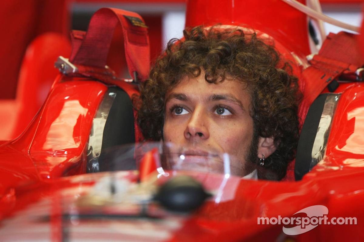 Valentino Rossi di mobil Ferrari F1.