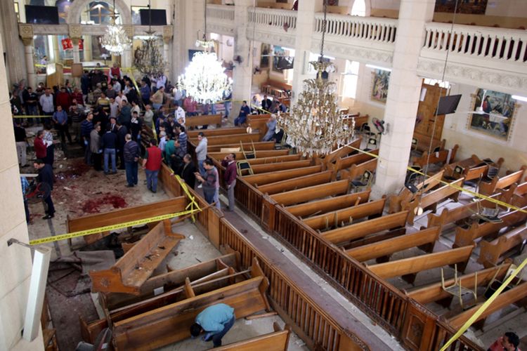 Aparat keamanan memeriksa lokasi ledakan bom di barisan depan kursi jemaat di Gereja Koptik Mar Girgis, di Tanta, Mesir, Minggu (9/4/2017).