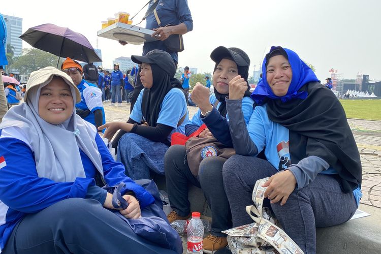 Anggota serikat buruh perusahaan RTTM di peringatan Hari Buruh Internasional di Monas, Jakarta Pusat pada Kamis (1/4/2025).