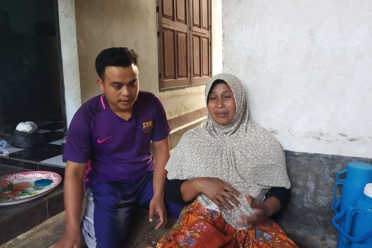 Rohati sedang menangis, ibu dari Kaini salah satu korban kebakaran di mes di Arab Saudi Sabtu (22/6/2019)