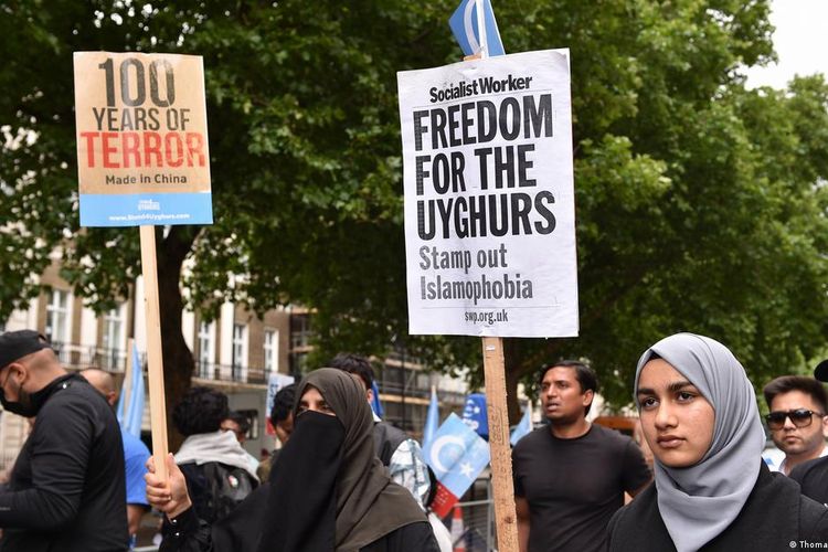 Protes mengglobal untuk membela hak-hak Uighur, protes ini terjadi di luar kedutaan besar Cina di London awal tahun inI.