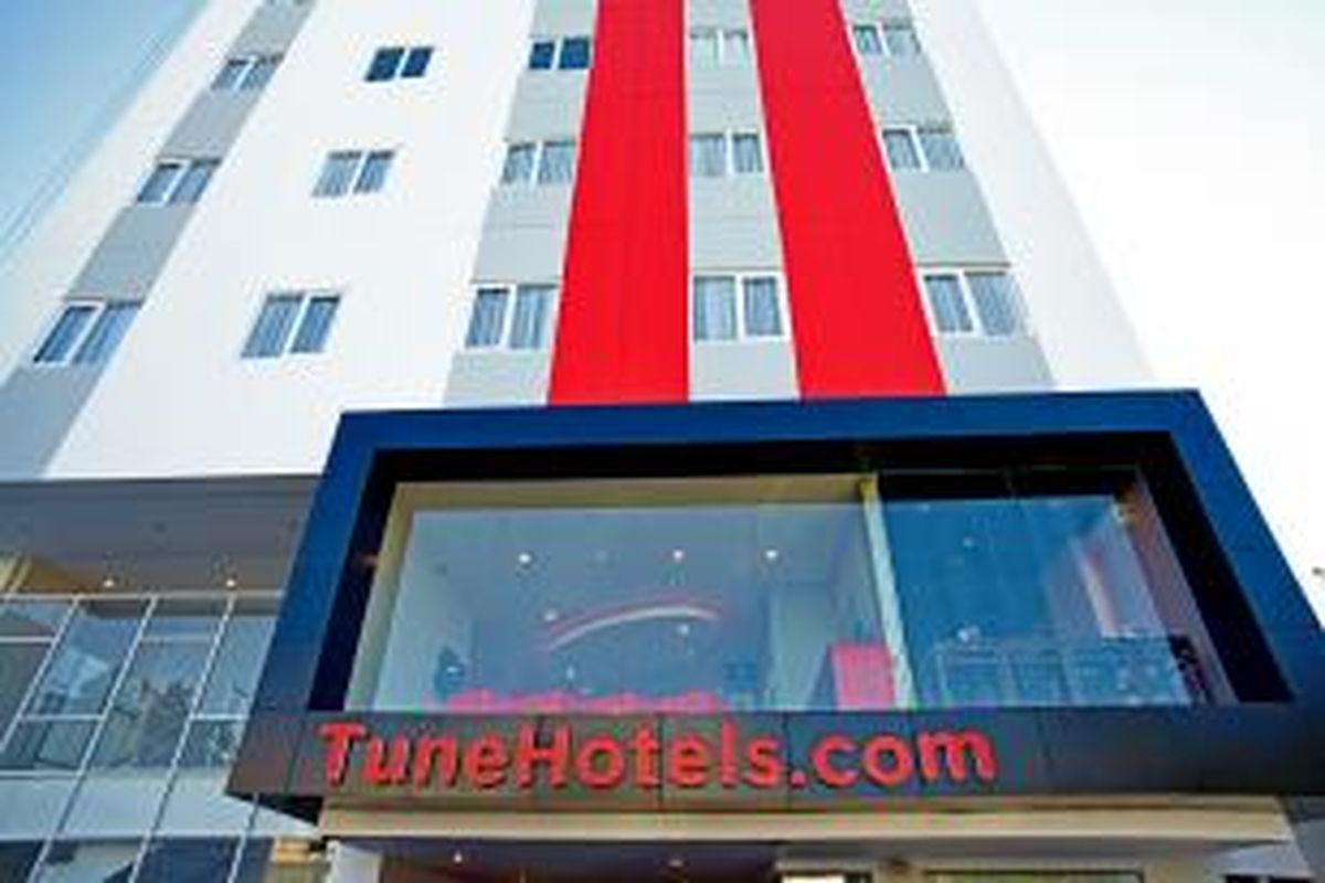 Tampak depan Tune Hotels Makassar, Sulawesi Selatan.  Jaringan Tune Hotels diluncurkan oleh Tony Fernandes, pendiri Tune Air Sdn.Bhd. Pengusaha keturunan Inggris-Malaysia itu adalah pemilik maskapai penerbangan berbiaya rendah (LCC) Air Asia. 