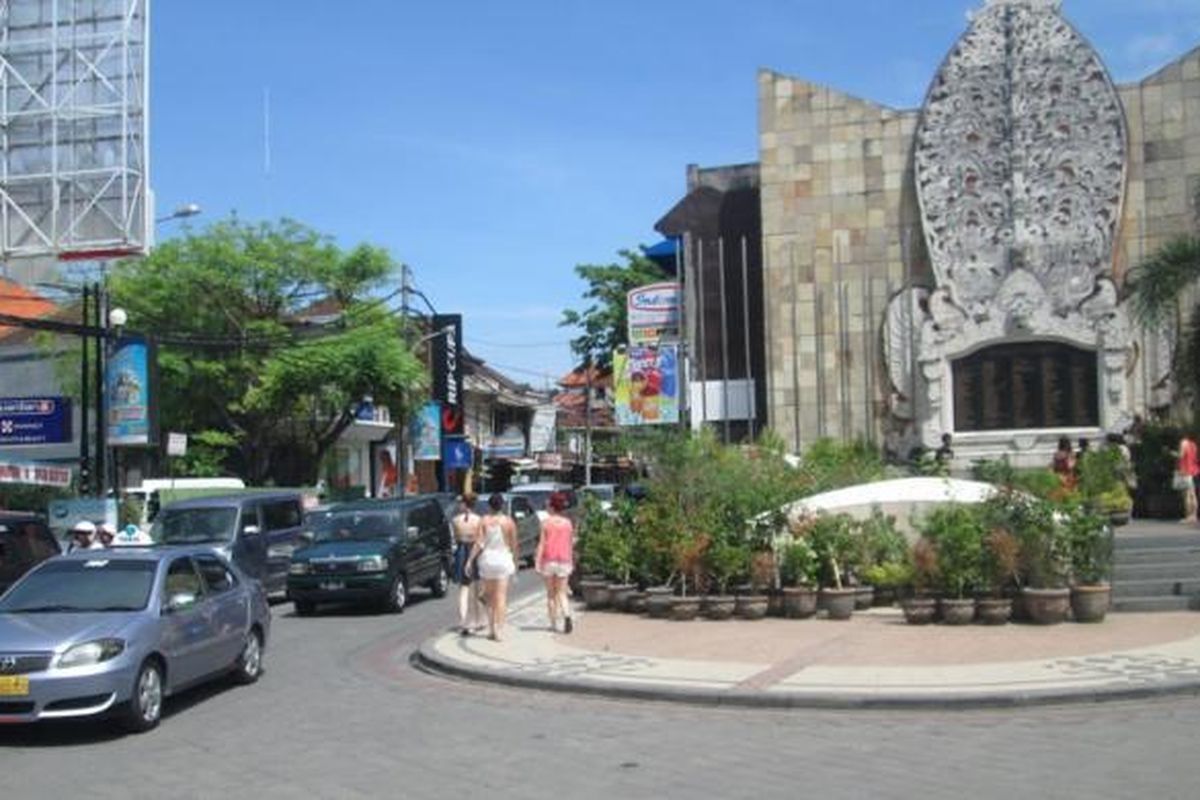 Monumen Bom Bali di Jalan Legian Kuta, Bali, yang sering dikunjungi wisatawan.