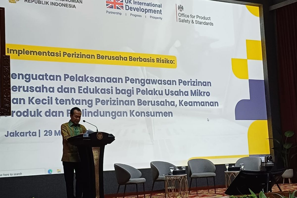 Sekretaris Kementerian Koordinator Bidang Perekonomian Susiwijono Moegiarso dalam acara Peluncuran Buku Saku Pengawasan Perizinan Berusaha Berbasis Risiko di Gedung Kemenko Perekonomian, Jakarta Pusat, Rabu (29/5/2024).