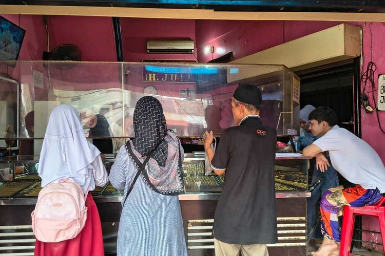 Harga Kebutuhan Pokok Naik, Warga Rangkasbitung Ramai-Ramai Jual Emas Demi Bertahan