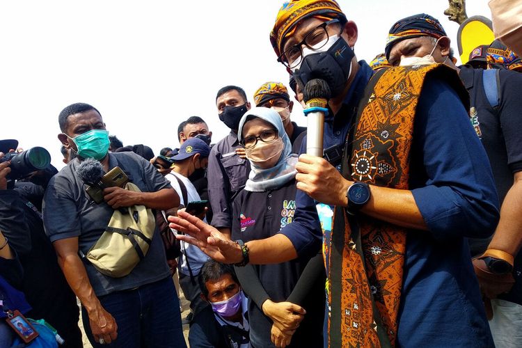 Menparekraf Sandiaga Uno menjawab wartawan di sela kunjungan ke Pantai Serang di Desa Serang, Kecamatan Panggungrejo, Kabupaten Blitar, Sabtu (16/10/2021)