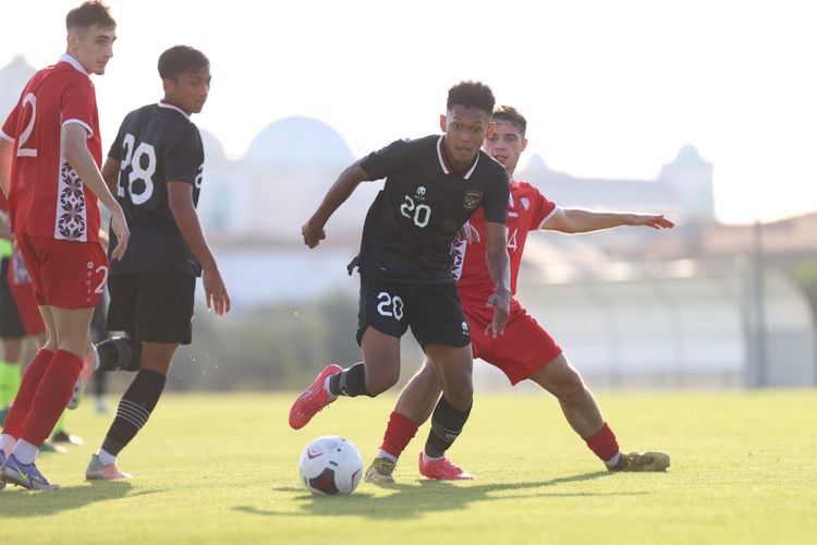 Pemain timnas U20 Indonesia, Ginanjar Wahyu (20) berusaha lepas dari penjagaan pemain Moldova dalam laga uji coba di Emirhan Stadium Side, Turkiye, Jumat (4/11/2022).