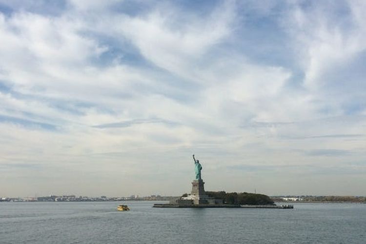 Patung Liberty yang tampak dari jauh 