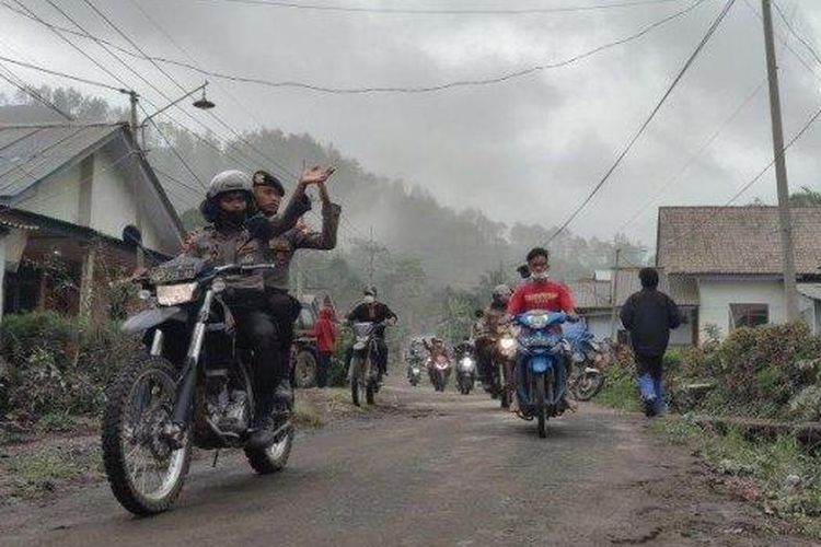 Warga warga Dusun Curah Kobokan dan Dusun Kajar Kuning, Desa Supiturang, Pronojiwo, Kabupaten Lumajang panik berhamburan ke luar rumah saat Gunung Semeru kembali erupsi, Minggu (5/12/2021).