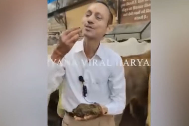 Tangkapan layar video seorang laki-laki yang memakan kotoran sapi dan menyebutnya bermanfaat bagi tubuh