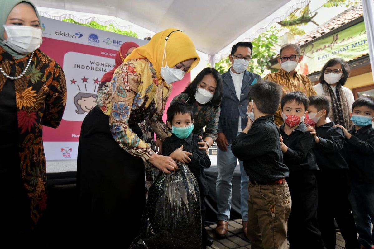 Menteri Pemberdayaan Perempuan dan Perlindungan Anak (Menteri PPPA) Bintang Puspayoga bersama Gubernur Jawa Barat Ridwan Kamil, dan istrinya Atalia Praratya saat peluncuran program penguatan ekosistem wirausaha bagi remaja perempuan di Kota Bandung, Jawa Barat, Minggu (10/4/2022).