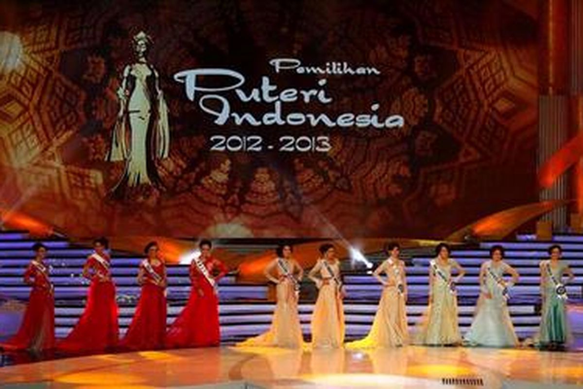 10 besar finalis Puteri Indonesia 2013 dalam malam Pemilihan Puteri Indonesia 2012-2013 di Jakarta Convention Center, Senayan, Jakarta, Jumat (1/2/2013). Whulandary merupakan finalis Puteri Indonesia asal Sumatera Barat yang berhasil mengalahkan 37 finalis lainnya. KOMPAS IMAGES/RODERICK ADRIAN MOZES