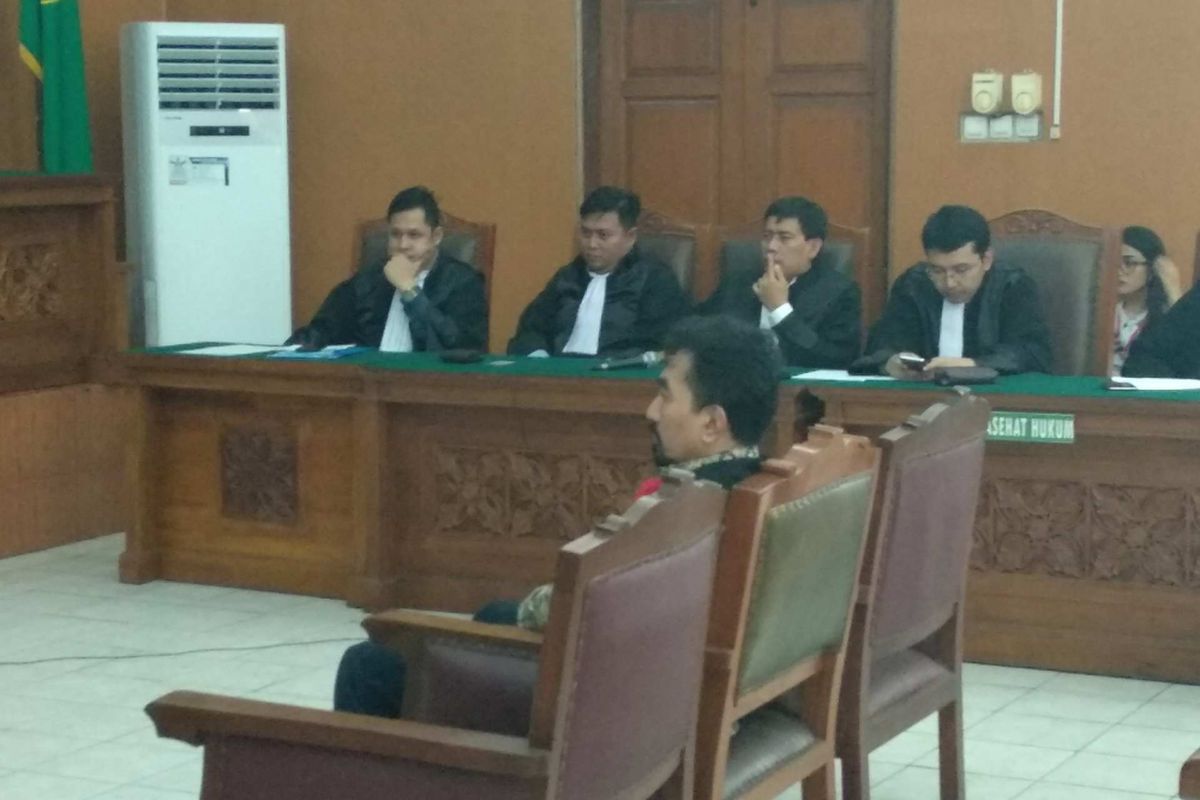 Gatot Brajamusti dalam sidang di Pengadilan Negeri Jakarta Selatan, Selasa (10/10/2017).