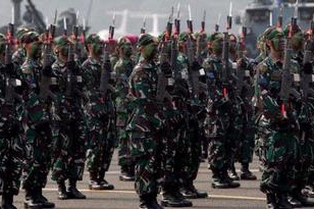 Atraksi militer memeriahkan perayaan Hari Ulang Tahun ke-67 Tentara Nasional Indonesia di Halim Perdanakusuma, Jakarta, Jumat (5/10/2012). Sejumlah atraksi militer seperti penerjunan, manuver pesawat, dan gelar pasukan memeriahkan acara ini.   
