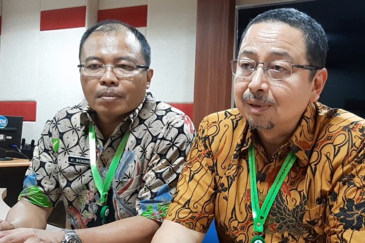 Direktur Medik dan Keperawatan RSUP Kariadi Semarang Agoes Oerip Poerwoko (kananl dan Kepala Bidang Pelayanan Medik RSUP Kariadi Semarang Nurdopo Baskoro di RSUP Kariadi Semarang, Selasa (25/2/2020).