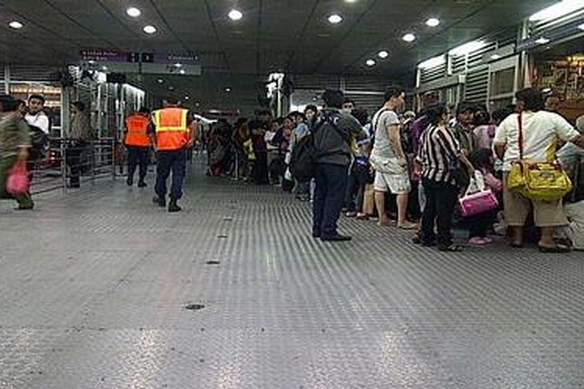 Pada hari Senin (29/8) kemarin, penumpang bus Transjakarta terlihat harus antre masuk kalte, seperti terlihat dalam foto. Akan tetapi hari ini, penumpang sangat sepi. 