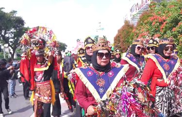 Daftarkan Diri ke KPU, 50 Bacaleg PDI-P Depok Pakai Baju Adat dan ...