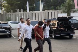 Penampakan Pelaku Teror Bom SDN Srengseng Sawah 15, Tertunduk Saat Digiring Polisi