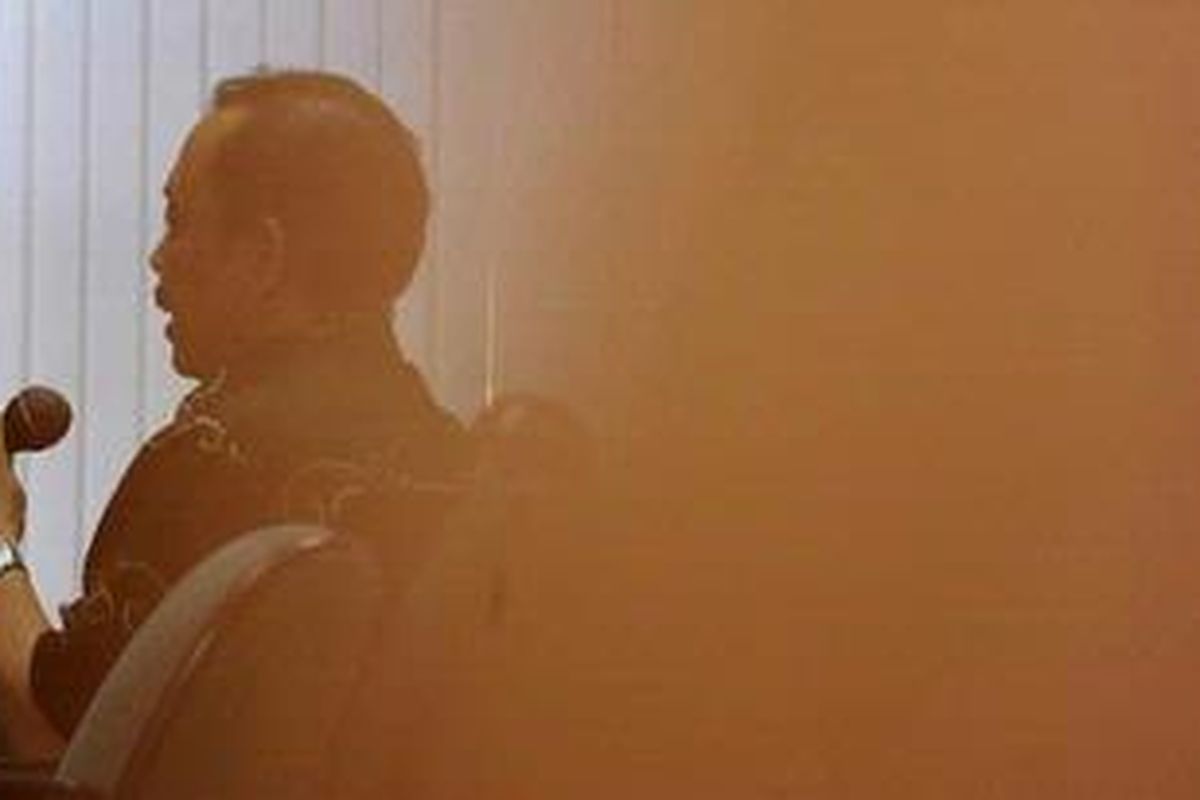 Terdakwa kasus suap di Kemenakertrans, Dadong Irbarelawan mengikuti sidang lanjutan dengan agenda pemeriksaan terdakwa di Pengadilan Tindak Pidana Korupsi, Jakarta, Senin (5/3/12). Dalam persidangan, Dadong mengaku menyesal dan merasal bersalah terlibat dalam kasus dugaan suap alokasi Dana Percepatan Pembangunan Infrastruktur Daerah (DPPID) sebesar Rp1,5 miliar.