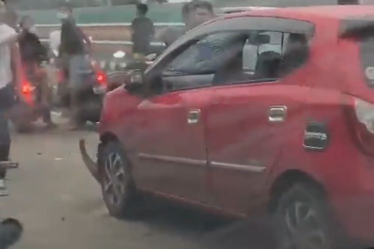 Mobil Ayla yang terlibat kejar-kejaran dengan Pajero terhenti di underpass Jenderal Soedirman Purwokerto, Kabupaten Banyumas, Jawa Tengah, Jumat (12/11/2021) sore.
