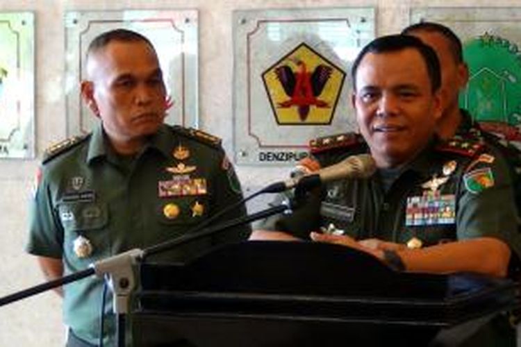 Pangdam XVII Cenderawasih, Mayjen TNI Fransen G. Siahaan didampingi Asintel Kasdam XVII Cenderawasih, Kol Inf Immanuel Ginting dalam keterangan pers di Makodam Cenderawasih, Kamis (29/1/2015) sore. 