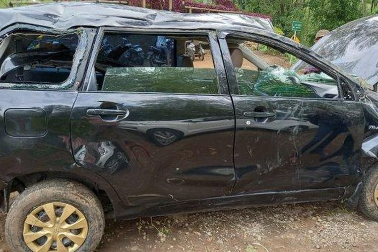 Mobil tim syuting Jordi Onsu yang jatuh ke jurang di Kabupaten Poncokusumo, Kabupaten Malang, Jawa Timur.