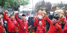 Diiringi Pawai Budaya, PDI-P Jatim Daftarkan 120 Bacaleg Tingkat Provinsi ke KPU