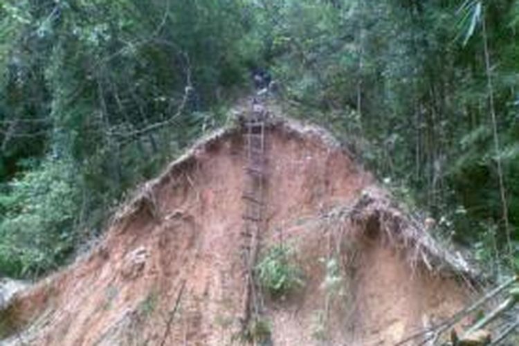 Rel kereta lori yang menghubungkan Desa Lebong Tandai terputus akibat longsor, akibatnya ribuan jiwa masyarakat di desa tersebut terisolasi