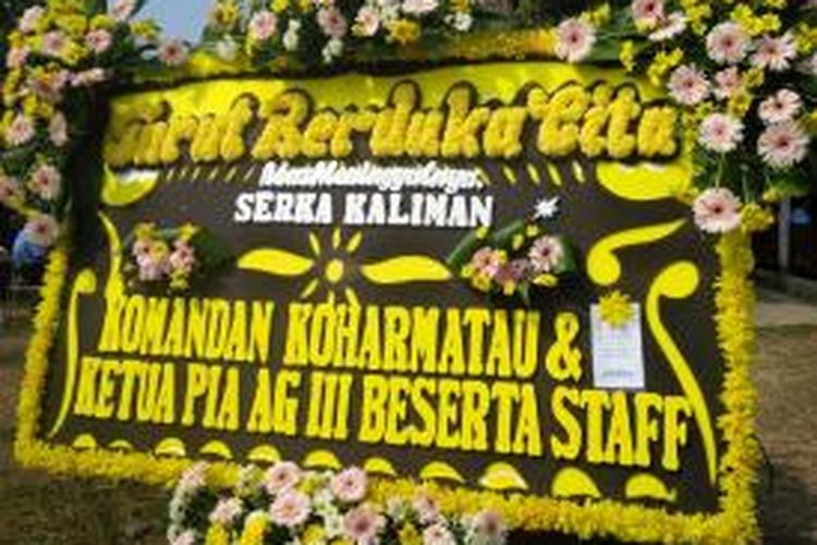 Karangan bunga di rumah duka keluarga korban pesawat Hercules yang jatuh di Medan. 
