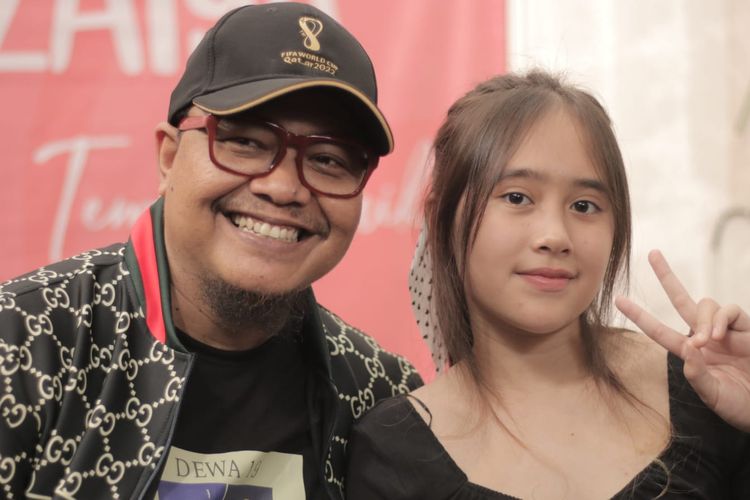 Musisi Bimo Maxim dan penyanyi muda Mazaiya saat jumpa pers di kawasan Cinere, Depok, Selasa (27/12/2022). 
