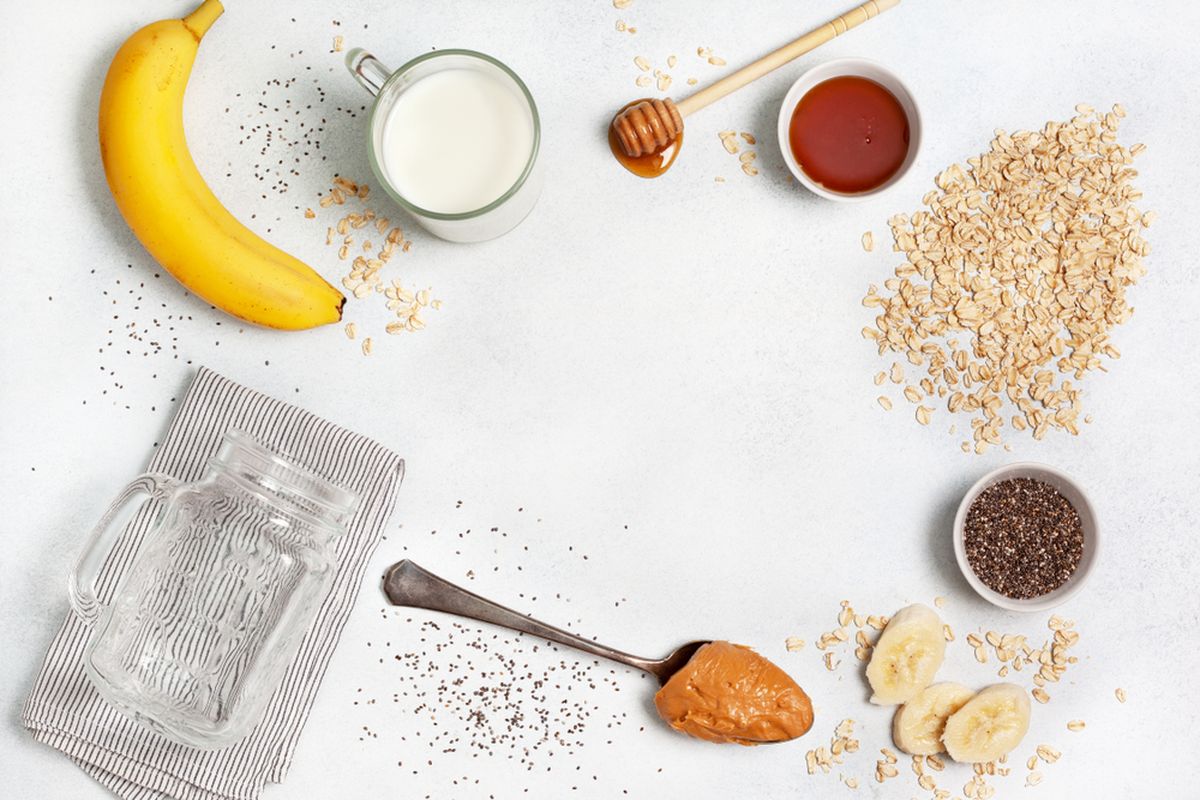 ilustrasi bahan makanan untuk membuat overnight oatmeal. 