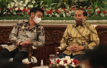 Menteri Pertanian Syahrul Yasin Limpo bersama Presiden Joko Widodo dalam acara penyerahan penghargaan swasembada berasa dari International Rice Research Institute.