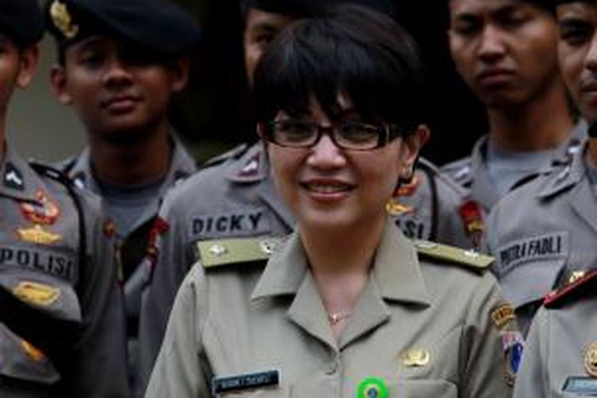 Lurah Lenteng Agung Susan Jasmine Zulkifli menemui anggota polisi yang berjaga seusai unjuk rasa warga di Kantor Kelurahan Lenteng Agung, Rabu (28/8/2013).