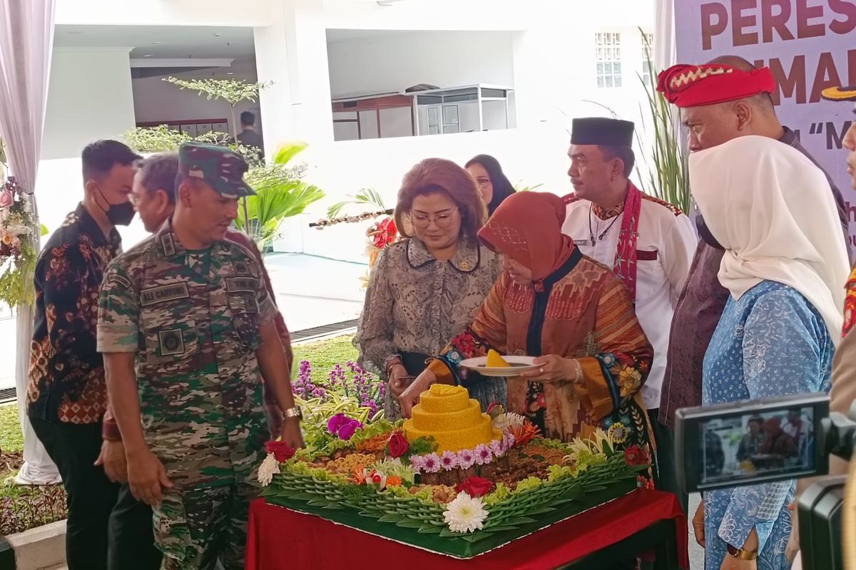 Menteri Sosial Tri Rismaharini meresmikan Rumah susun (rusun) Sentra Mulyajaya di Kelurahan Bambu Apus, Kecamatan Cipayung, Jakarta Timur, Jumat (31/3/2023).