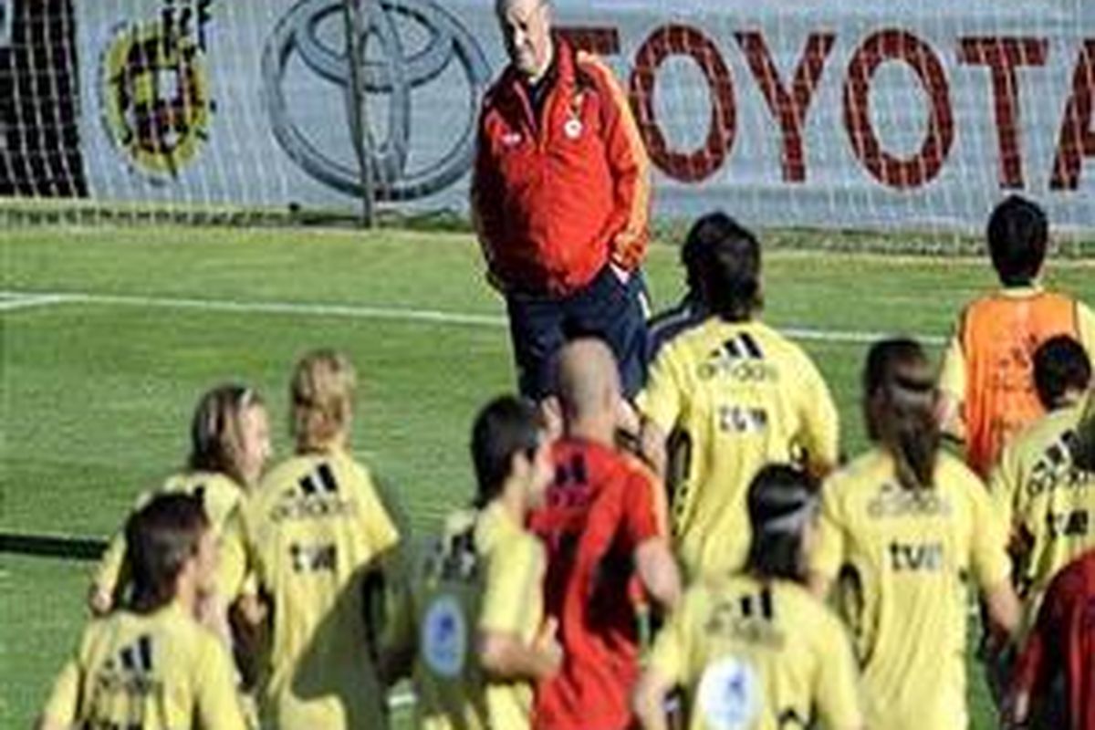 Pelatih timnas Spanyol, Vicente del Bosque, sedang memberi pengarahan kepada para pemainnya.