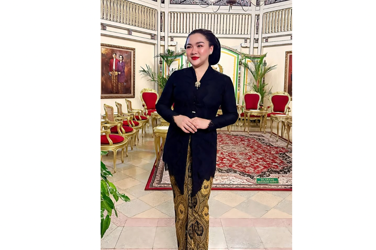 Sejumlah tokoh dan selebritas menghadiri Kirab Malam 1 Suro 2025 di Pura Mangkunegaran Solo, salah satunya Vicky Shu.