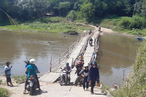 Jembatan Mojo Ditutup Total, Jembatan Bambu Jadi Jalur Alternatif Warga meski Berbahaya