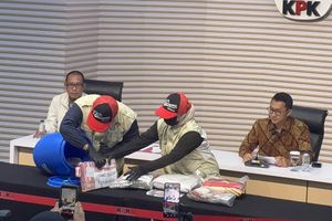 Penampakan Tong Biru Berisi Uang Rp 934 juta Hasil Korupsi Bupati Klaten Hamenang Wajar Ismoyo