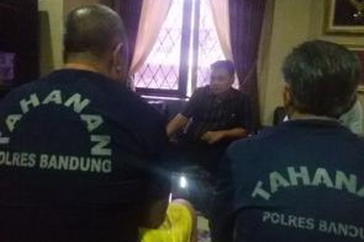 Polres Bandung menangkap dua tersangka kasus korupsi dana penggantian lahan milik warga untuk pembangunan tempat pembuangan akhir sampah (TPAS) Legoknangka sebesar Rp639 juta.