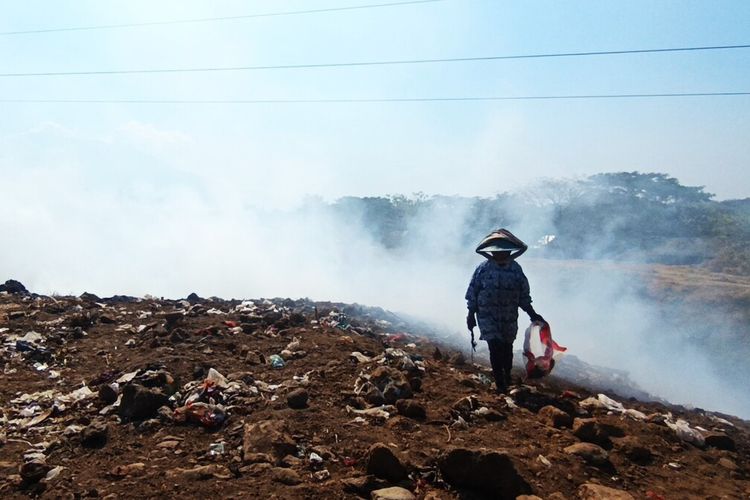 TPA Milangasri Magetan Terbakar, Api Muncul dari Tebing Sampah 30 Meter