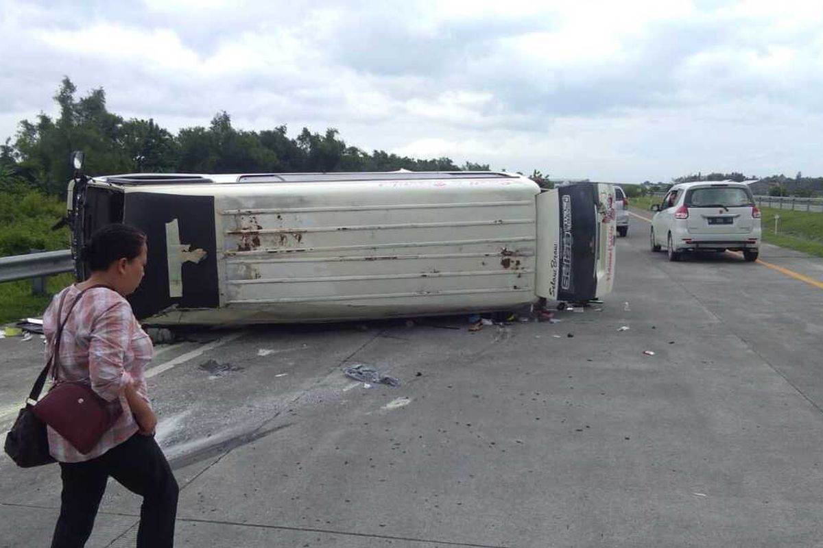 Kondisi kendaraan Isuzu Elf yang mengalami kecelakaan di jalan tol Jombang - Mojokerto, Kamis (20/2/2020).