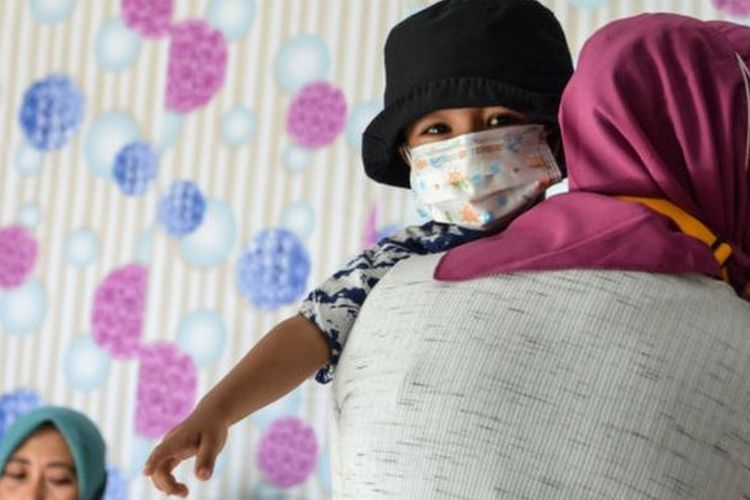 (Foto ilustrasi). Seorang tenaga kesehatan menimbang bayi di sebuah klinik di Banda Aceh.