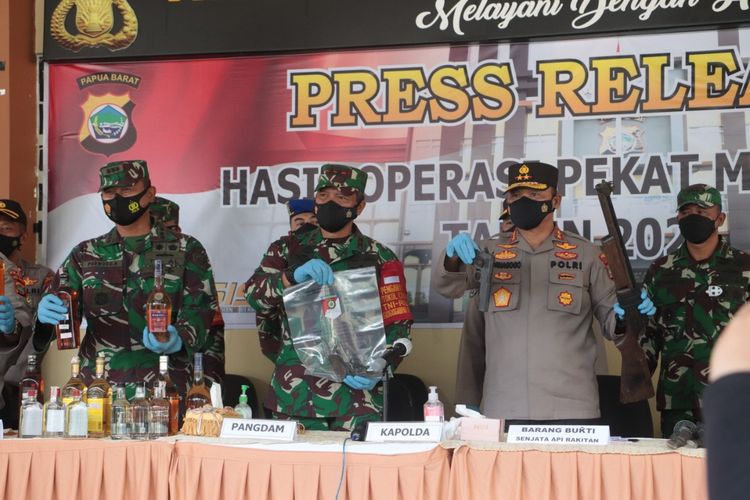 Barang bukti  prees releasse hasil operasi pekat Mansinam I