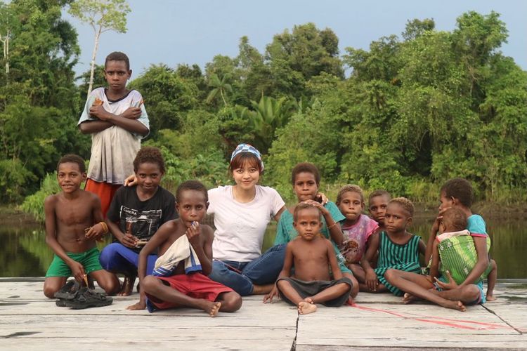 Sebagian besar karya dokter Intan yang terinspirasi dari fenomena yang diamatinya saat bertugas sebagai dokter di kawasan terpencil di Halmahera Selatan dan Papua.