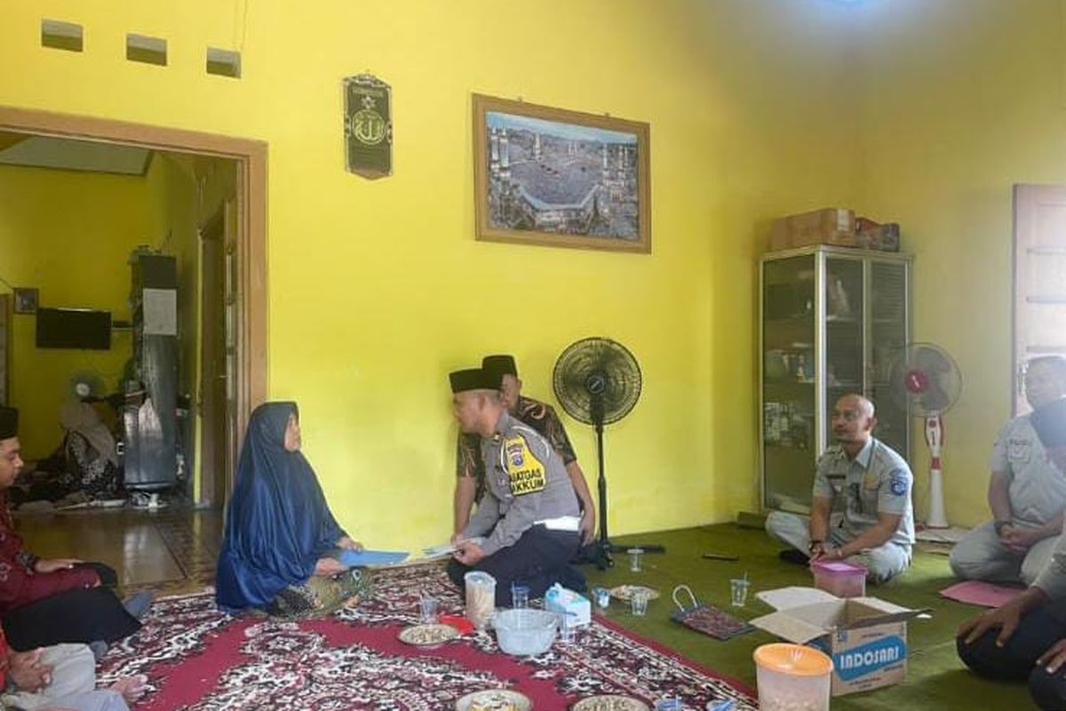 Satlantas Polres Jember saat memberikan santunan dari Jasa Raharja kepada keluarga almarhum Luqman Haiti pada Kamis (24/10/2024).