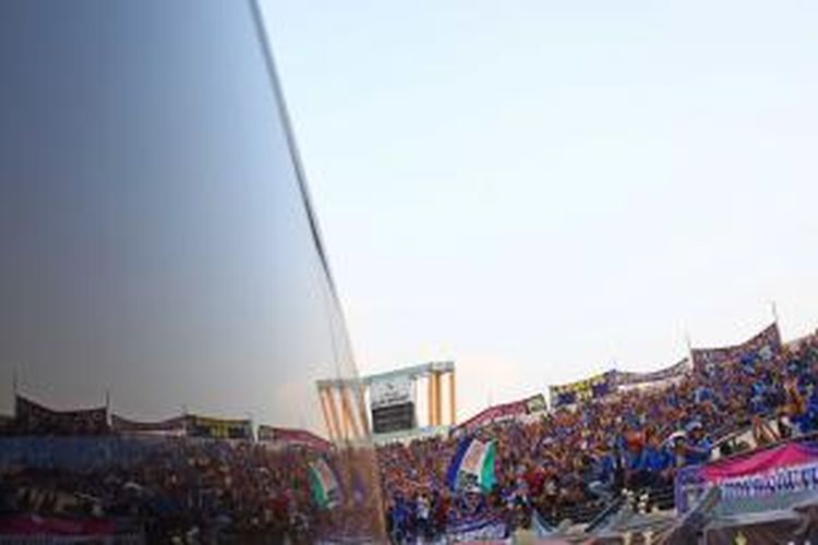 Aksi Bobotoh saat mendukung Persib Bandung melawan tamunya Pusamania Borneo FC pada semifinal kedua Piala Presiden 2015 di Stadion Si Jalak Harupat, Soreang, Bandung, Jawa Barat, Sabtu (26/9/2015).